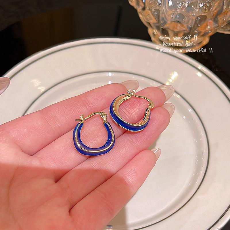 South Korean Elegant Zircon Hoop Earrings - Trendy, Versatile Plain Hoops with Love Design