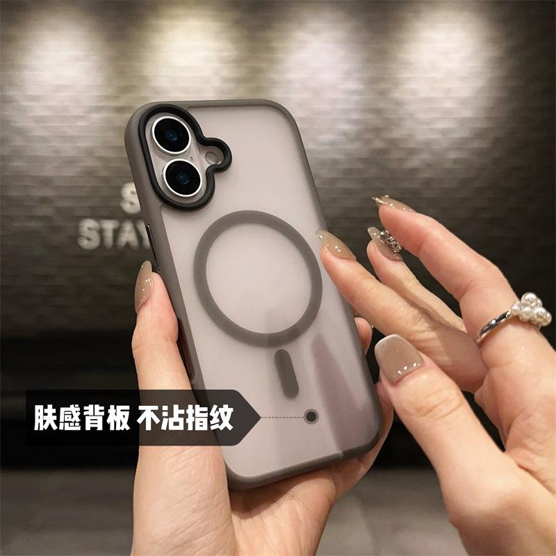 Applicable to iPhone16 skin-friendly matte magnetic mobile phone case Apple 16promax large hole semi-transparent matte surface skin-feeling case