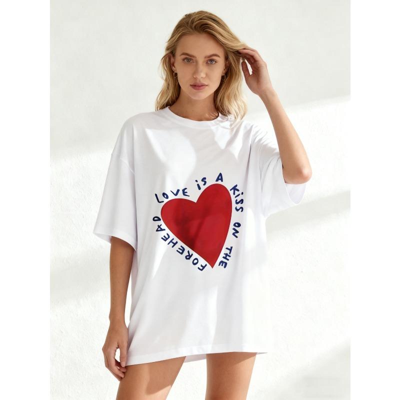 Oversize Women's Short-Sleeve T-Shirt with Red Heart and "Love is A Kiss on The Forehead" Text Print