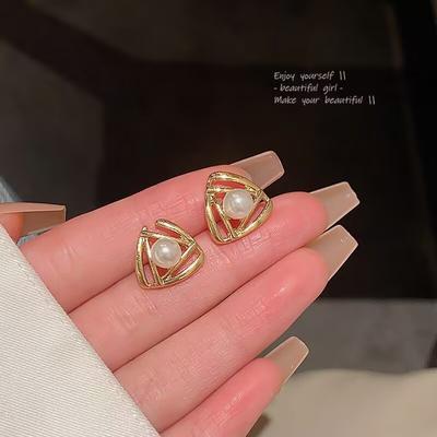 Die neuen schlichten dreieckigen Perlenohrringe sind niedlich und elegant, geometrisch und klein, aber nicht farbenfroh und frisch.
