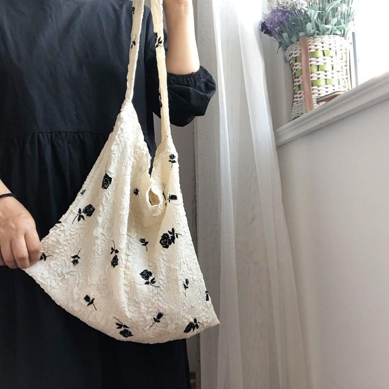 

Французская ретро плиссированная пузырчатая ткань однолямочный тканевый мешок flocking маленькие розы легкий спадающий