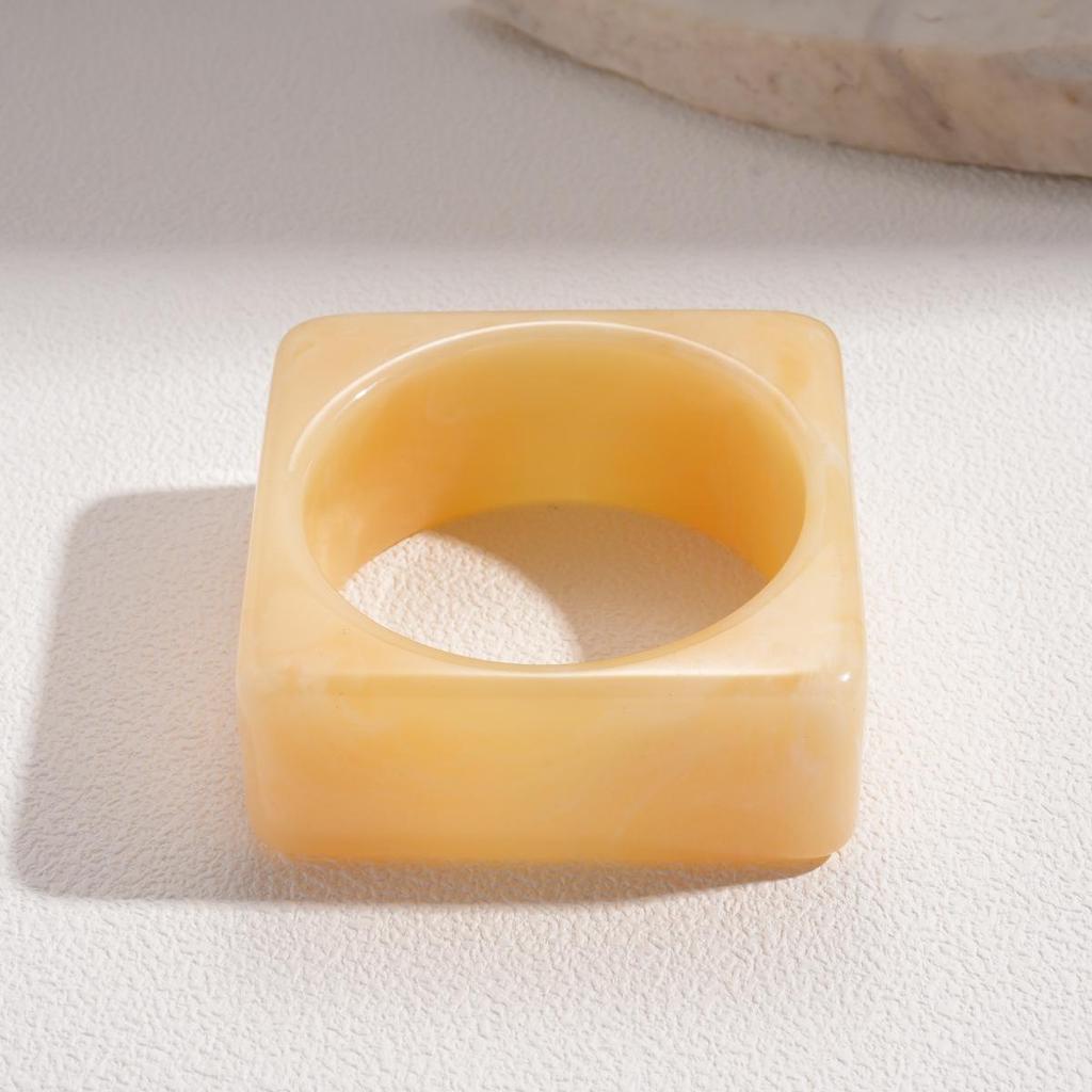 Unique Retro Resin Bracelet: Personalized Fashion Jewelry for Women