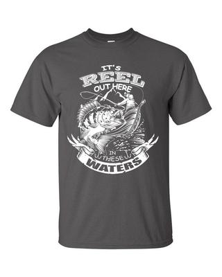 Es ist ECHT Hier Draußen in Diesen Gewässern T-Shirt Lustiges Angelshirt Papa-Shirt Geschenk