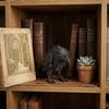 Estatua de Cuervo Falso Figura de Cuervo Impresa en 3D con Ojos Rojos Escultura de Cuervo Gótico Místico Realista para Fiesta de Halloween Decoración del Hogar
