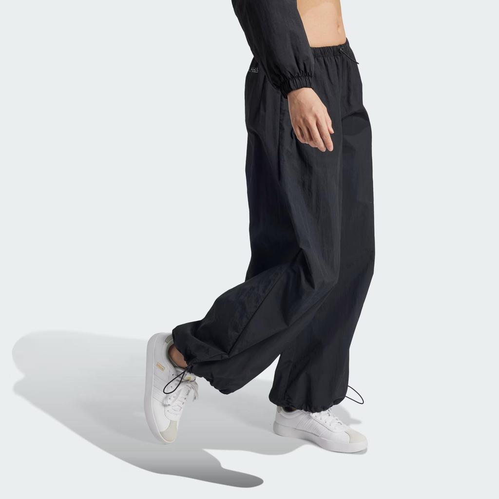 adidas City Escape Tessuto Paracadute Elastico in Vita Moda Versatile Polsino Regolabile Pantaloni Casual Donna Parte Inferiore Nero IV9780