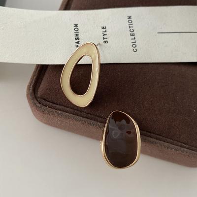 Orecchini a bottone ovali geometrici Orecchini asimmetrici tridimensionali cavi Orecchini a goccia retrò con smalto ad alto senso atmosferici da donna