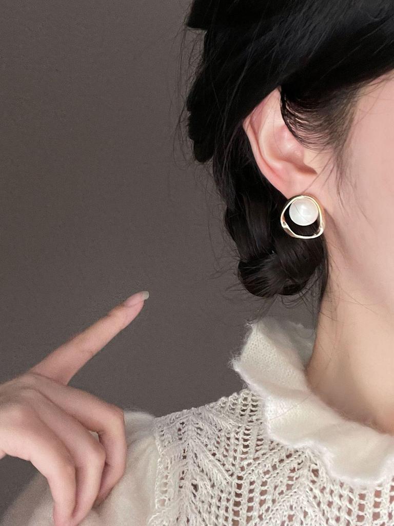 Elegant S925 Silver Pearl Bow Earrings for Women, Fashionable and High-End Design