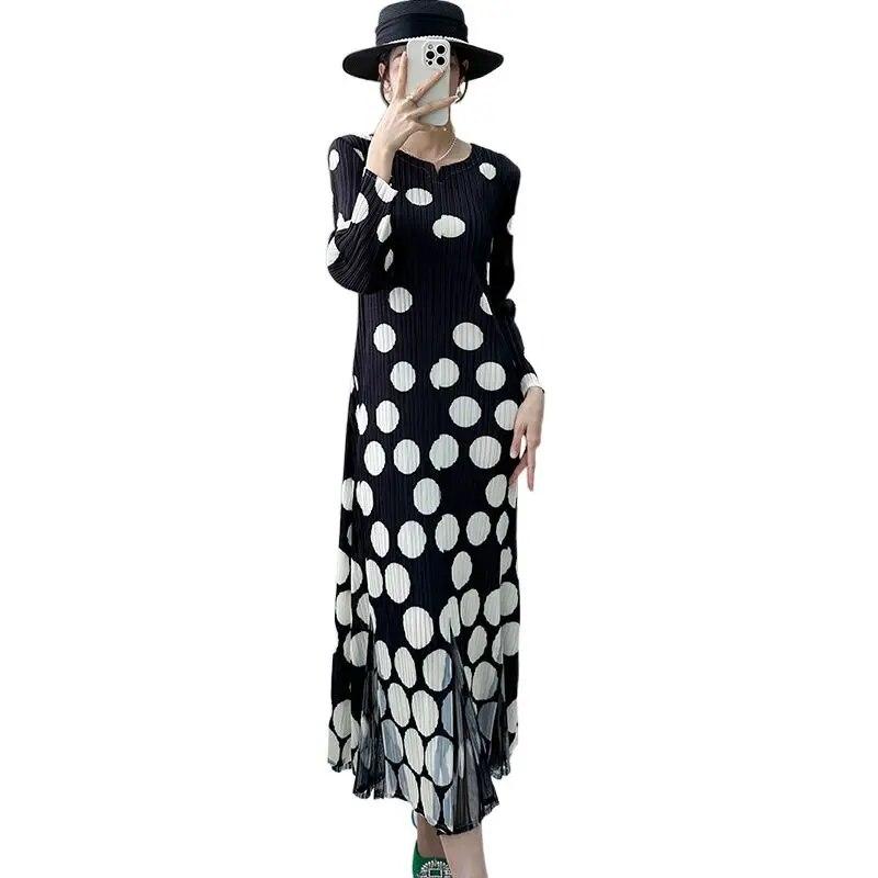 Dámské podzimní šaty s kulatým tečkovaným potiskem s kulatým výstřihem a 9/4 rukávem skládaná dlouhá sukně
