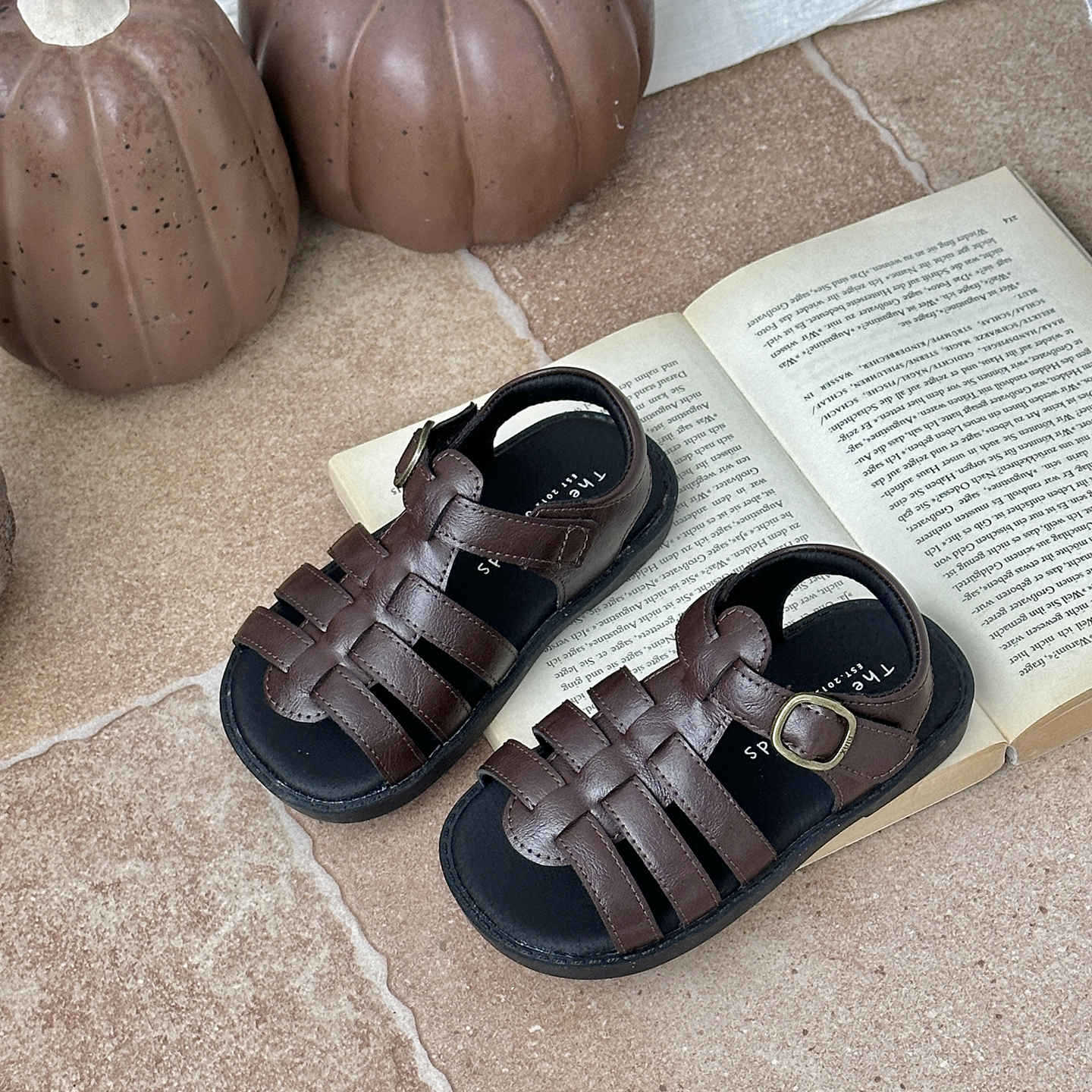 

XSHX open-toed sandals girls French Roman breathable rubber non-slip soft sole Velcro high-end summer soft sole 25 коричневый