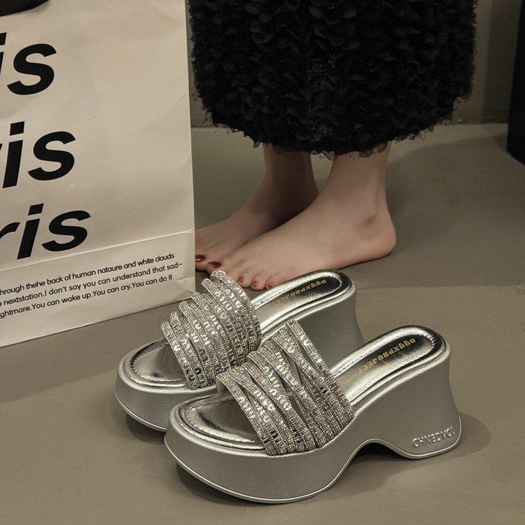 Thick-soled heightened sequins, high-heeled cool slippers for women's summer wear 2025 new models with skirts, not tired feet, beach one-word drag