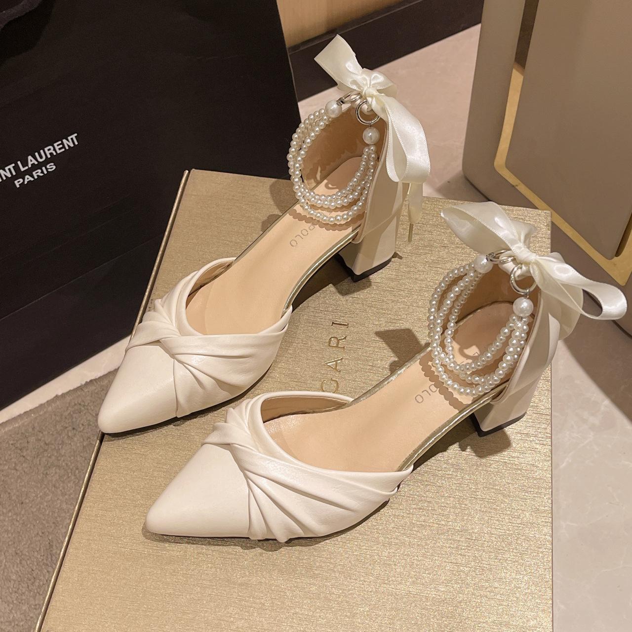 

Босоножки Baotou женские на среднем каблуке летние новые жемчужный бант толстый каблук острый носок высокий каблук туфли-лодочки 40