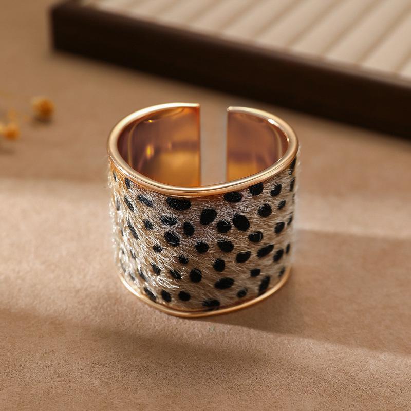 Retro Leopard & Zebra Print Suede Cuff Bracelet for Women - Autumn/Winter Fashion Jewelry