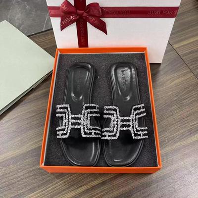 Summer 2025 Women's Rhinestone Flat Slippers – Stylish, Casual One-Strap Sandals for Outdoor Wear.