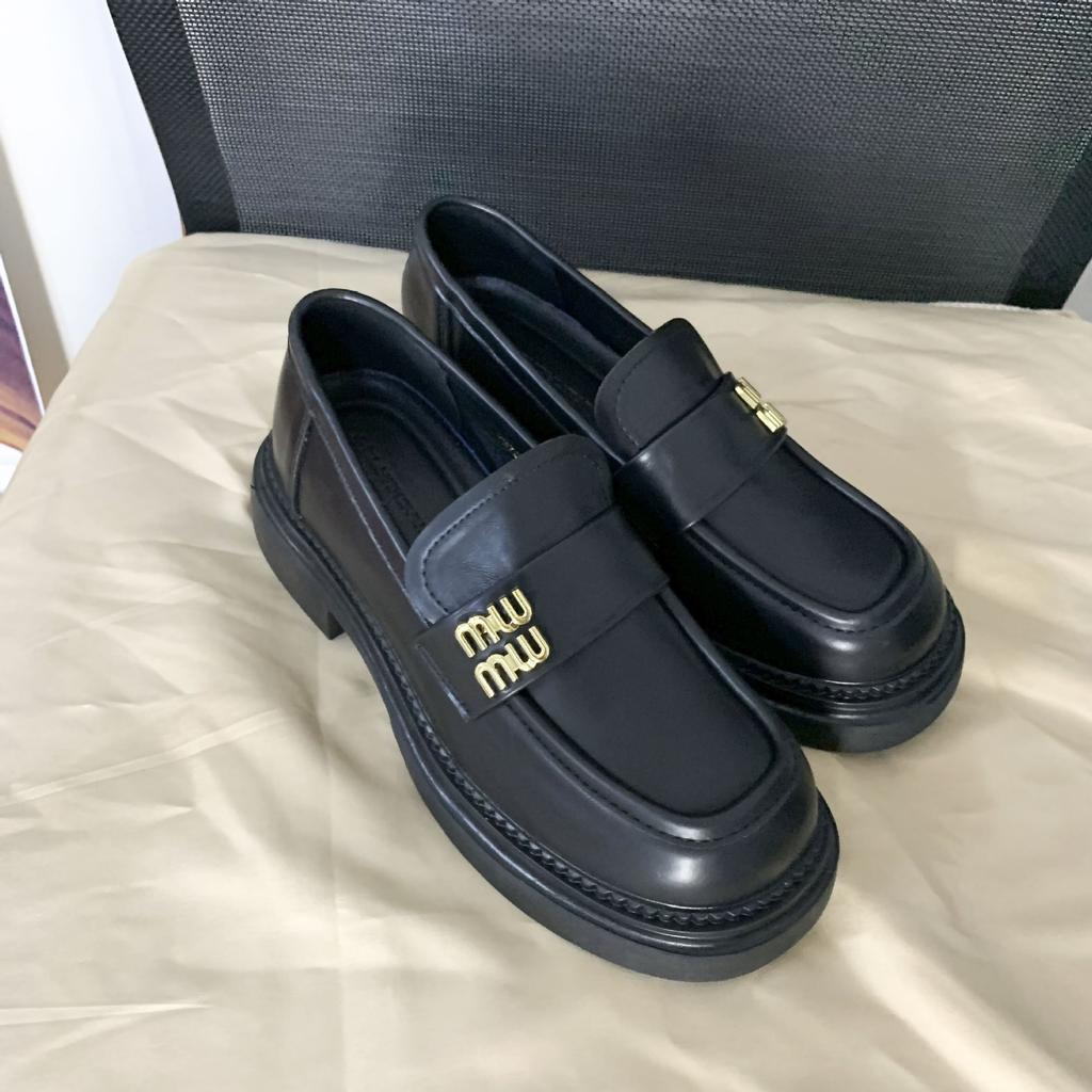 The spot will be sent in seconds! Grape mother has the same shoes, college style miu lazy person pedals metal buckle loafers, small leather shoes.
