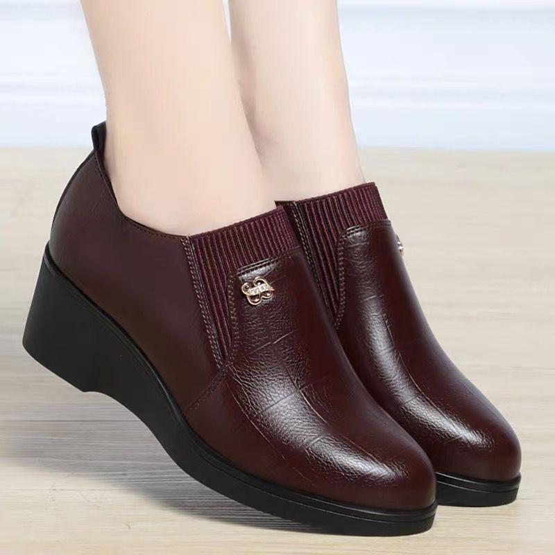 

Slope heel leather shoes women s new medium and old flat-soled women s shoes large size soft leather mother shoes spring and autumn single shoes 41 бордовий