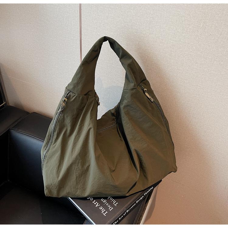 

Underarm large-capacity cloth bag women s 2025 new fashion and leisure niche design shoulder bag simple personalized tote bag зелёный