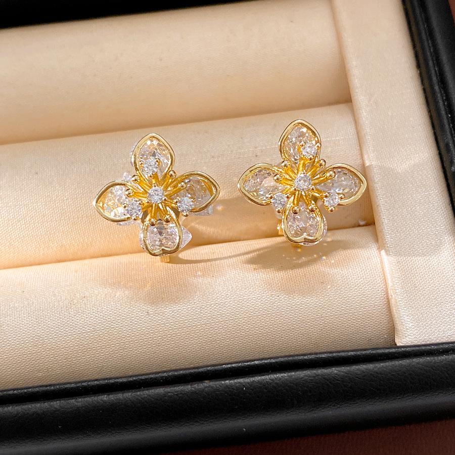 18k Gold-Plated Zircon Clover Ear Clip - Simple, Fashionable, Light Luxury Earrings for Women