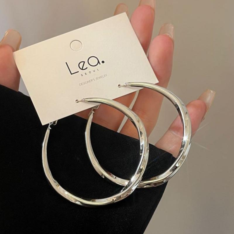 

2025 Trend Women s Hoop Earrings Gold Color Metal Copper Color Uneven Striped Hiphop Rock Style Unusual Loop Earrings for Girls