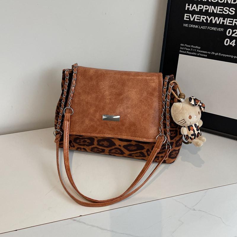 

Stylish Black Khaki And Brown Large Capacity Shoulder Bag For Fashionable Everyday Use Without Pendant коричневий