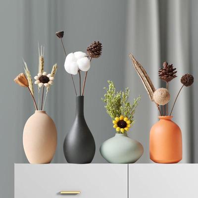 Morandi Keramikvase mit Trockenblumen - Dekoration im nordischen Stil für das Wohnzimmer