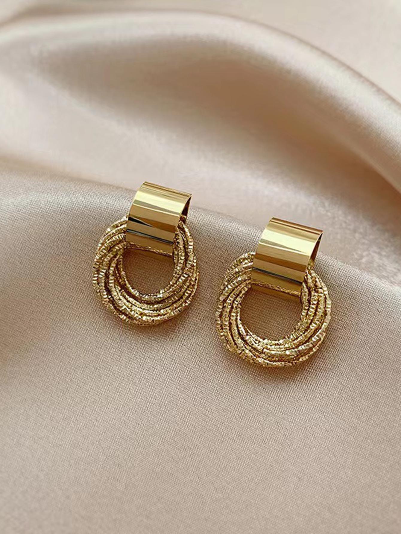 

A Pair of Women s Fashionable Earrings, Simple Hoop Earrings with Multiple Layers of Winding, Suitable for Daily Wear
