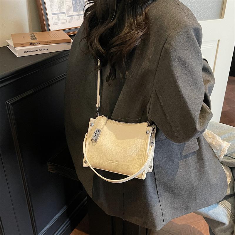 

New Arrival Premium Lychee Pattern Box Bag Versatile Women s Handbag with Lock Ideal for Handheld Shoulder & Cross-Body Use
