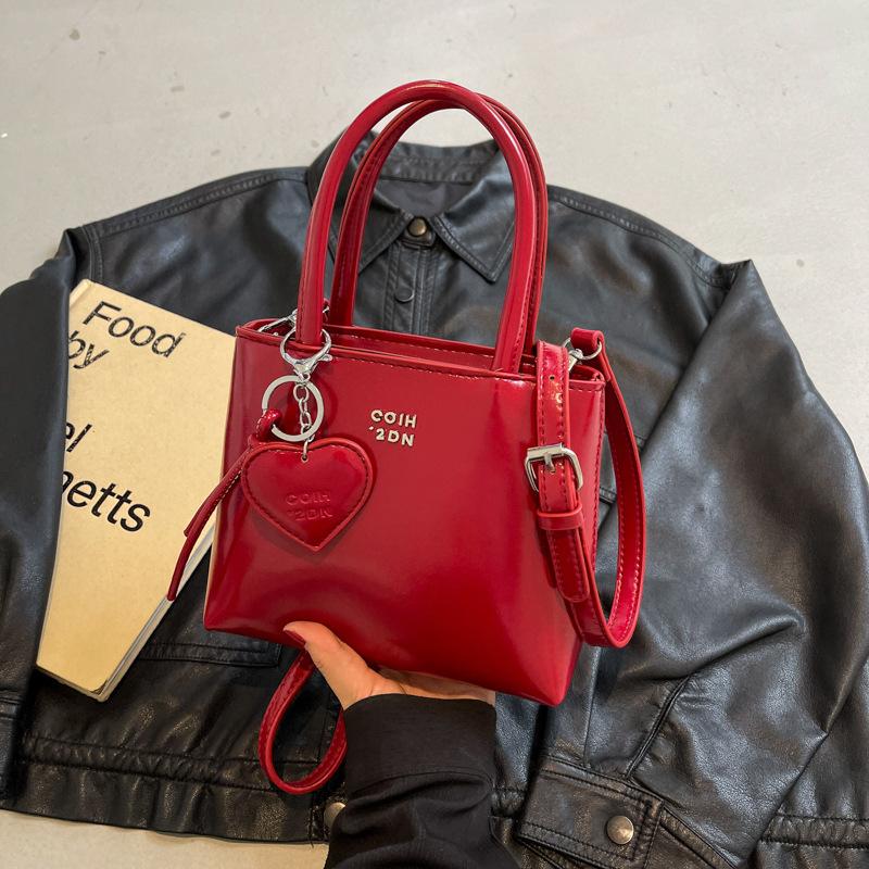 

Niche design popular bag women s 2025 new summer handbag popular fashion shoulder messenger commuter bag бордовый