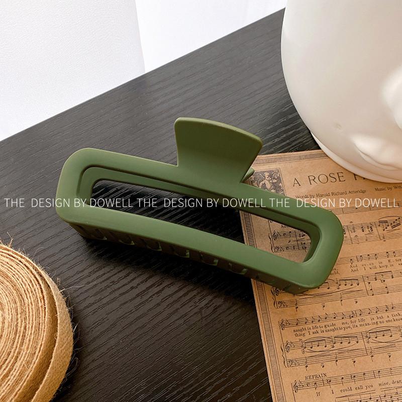 Fashionable Large Matte Plastic Hair Claw For Sophisticated Hairstyles In Multiple Shades