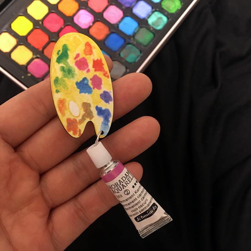 

Художественная брошь в виде палитры акварельных красок — забавный аксессуар ручной работы для студентов вино красного