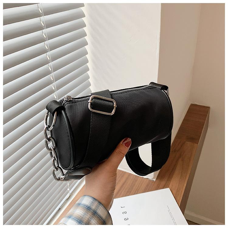 

2024 осень этого года сумка широкий плечевой ремень новая женская популярная сумка мода косая цилиндрическая сумка повседневная сумка одно плечо чёрный