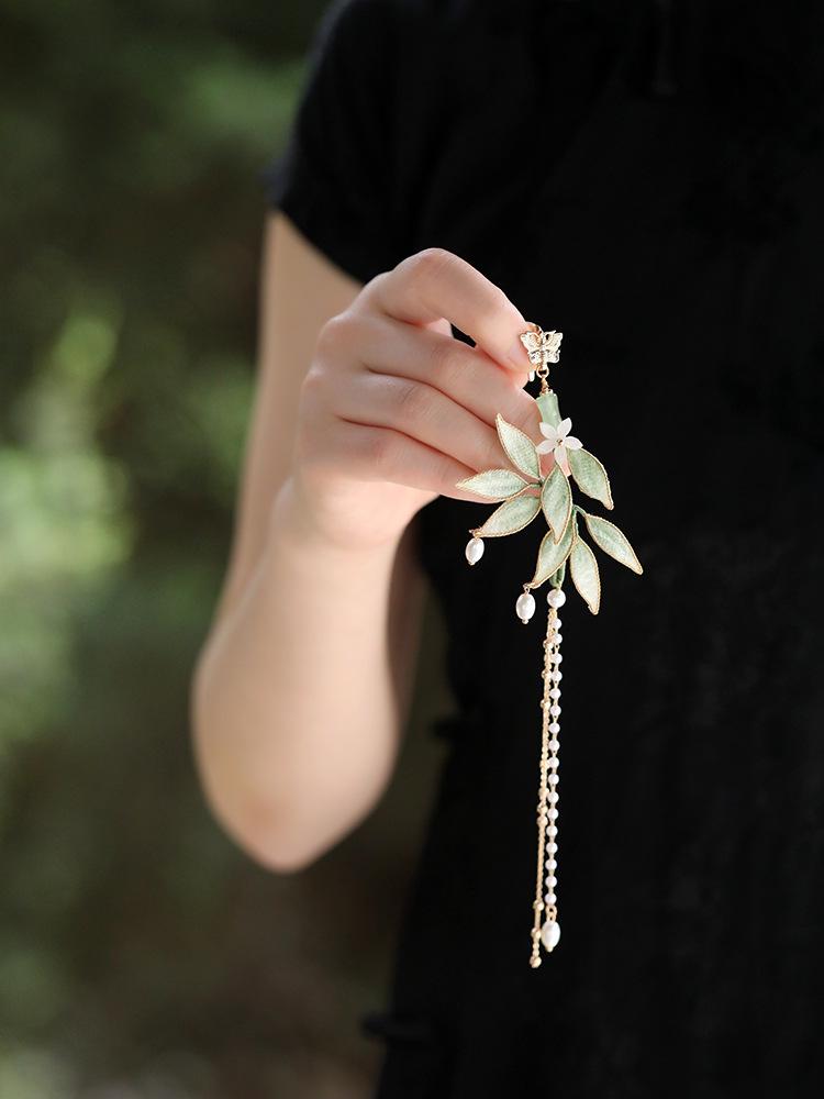 

Bamboo Leaf Cheongsam Pendant: Zen-Inspired Hanging Ornament for Women s Traditional Attire