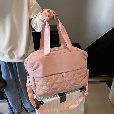Eine einfache und lässige Damen-Hand-Reisetasche in Diamantform für Ausflüge und Frühlingsausflüge sowie eine Fitness-Tasche mit Trocken- und Nassfach