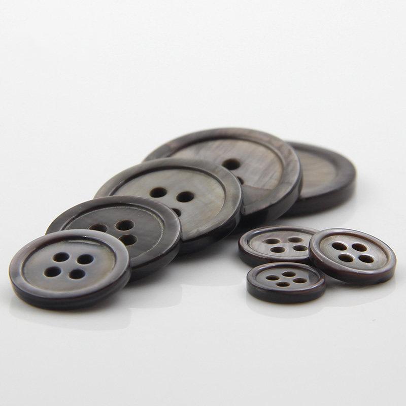 

Блиц Рубашка Куртка Пуговицы Натуральный Shell Тонкий Край Четыре Глаза Серые Пуговицы Пуговицы Primary color * 18L = 11.5 MM * round