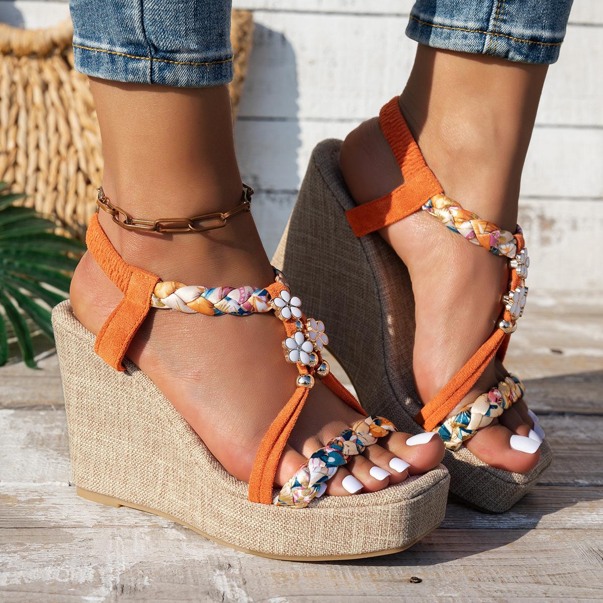 

Босоножки на танкетке с толстой подошвой в форме рыбьего рта, с вышивкой в виде одного слова и полой пряжкой 35 оранжевый