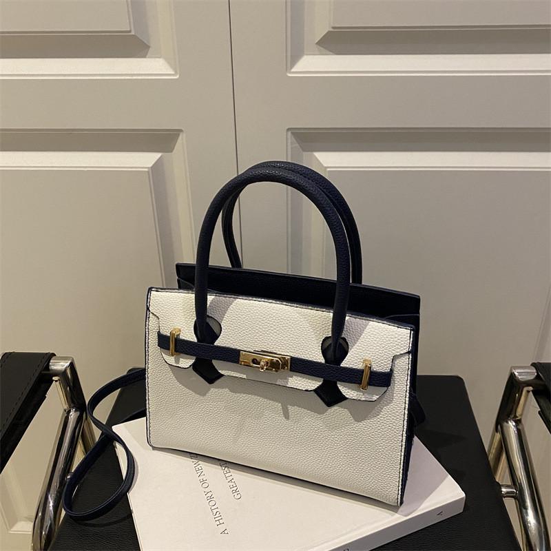 Womens Large Capacity Shoulder Bag With Detail And Inner Phone Pocket For Street Style