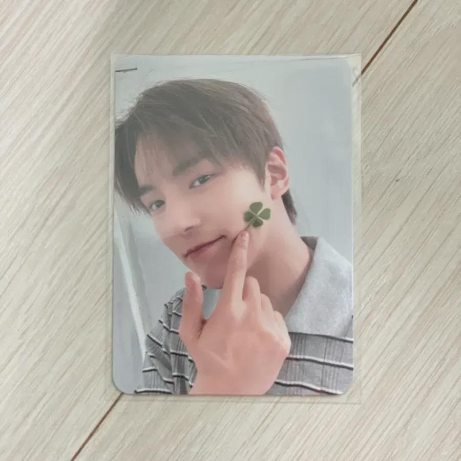 

Monsta X Pop Up Four Leaf Clover Photocard