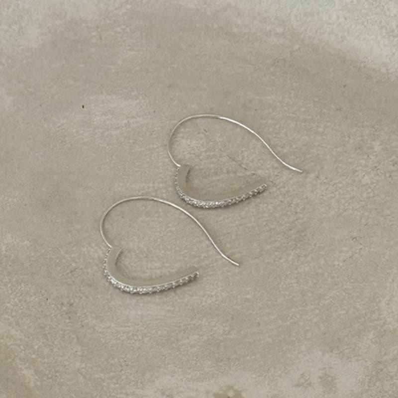 THE BORING Moissanite Heart Hook Earrings