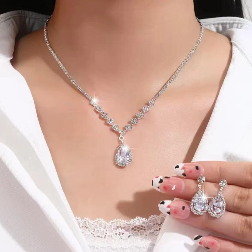 

Потрясающий свадебный цирконовый набор украшений: Ожерелье, серьги и браслет