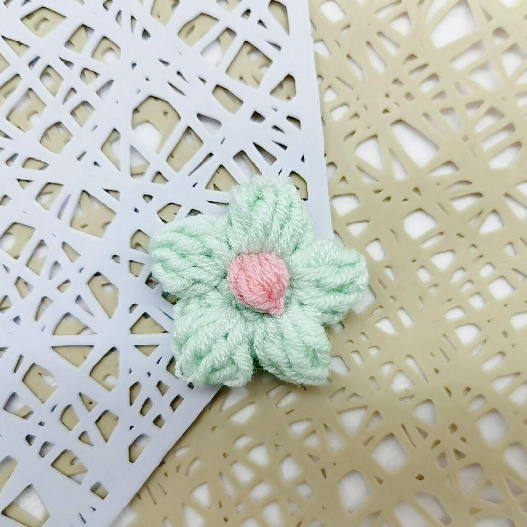 Trendy Brooch: Cartoon Puff Flower Yarn for Clothing  Gifts