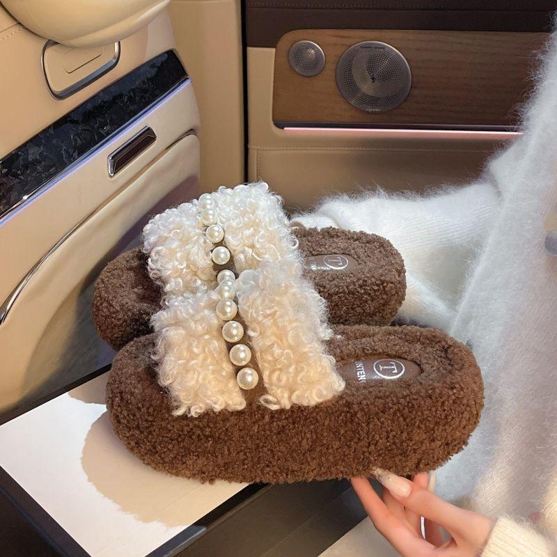 Modische Baumwollpantoffeln mit superflauschiger, dicker Sohle und Feuerperlenbesatz – ein stylischer Hausschuhe-Look für Damen im Campus-Stil.