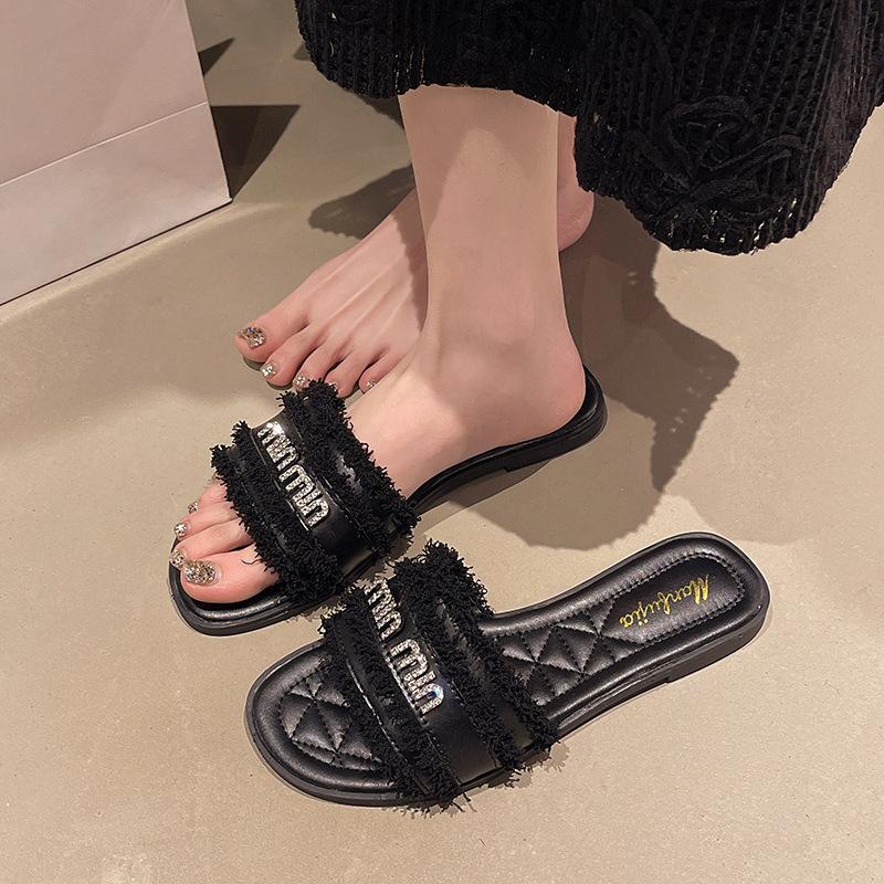 French Small Fragrant Style Slippers Women's Summer Wear 2025 New Internet Celebrity Fashion Rhinestone Flat Bottom Beach Sandals