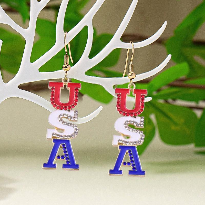 Pair of earrings, earrings with diamonds to celebrate the classic textured alloy, letter with diamonds
