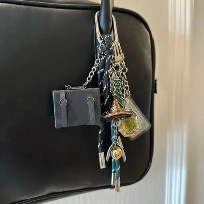 DIY ručně vyráběný přívěsek na batoh Klíčenka ve stylu Kouzelnické akademie Víceprvková ozdoba na tašku z tkané šňůrky