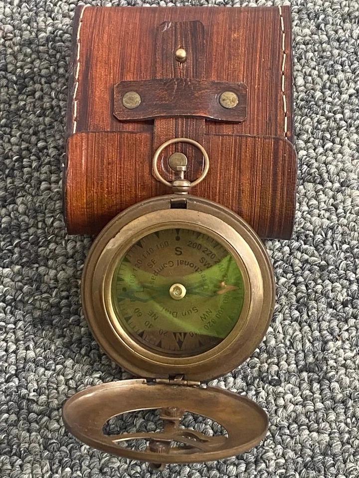 

Handmade Antique Sundial with Brass Compass in Leather Case коричневий