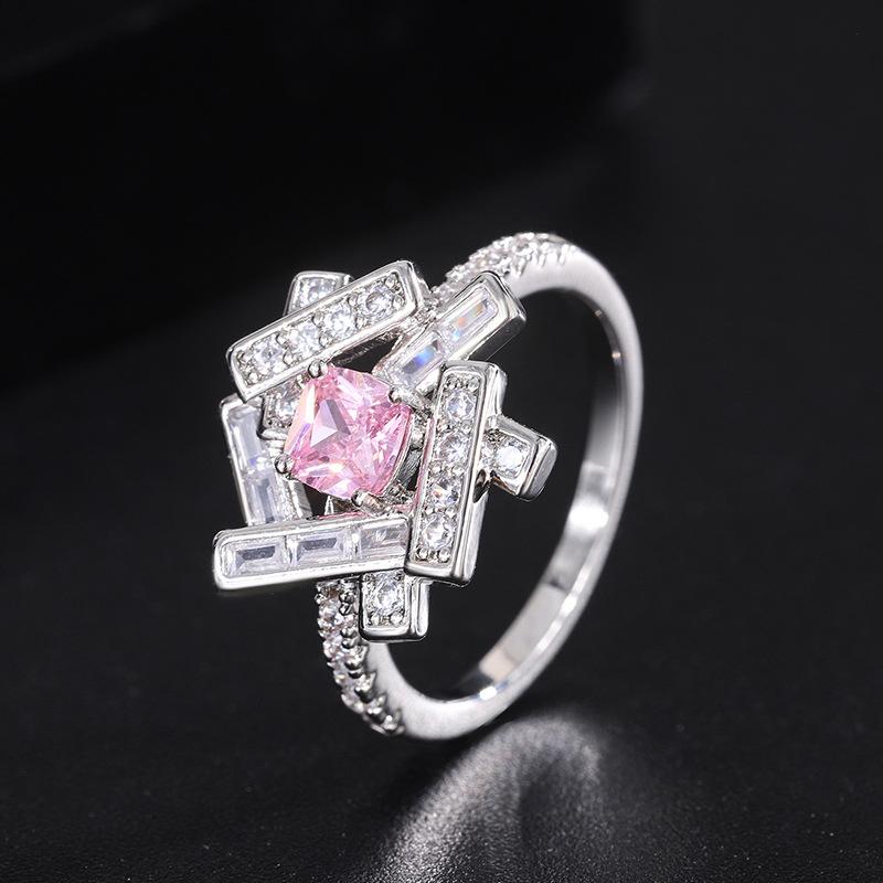 

Ins Pink Zirconia Ring 2022 New Style Beating Heart Lock Bone Chain Pendant Niche Design High-end Necklace