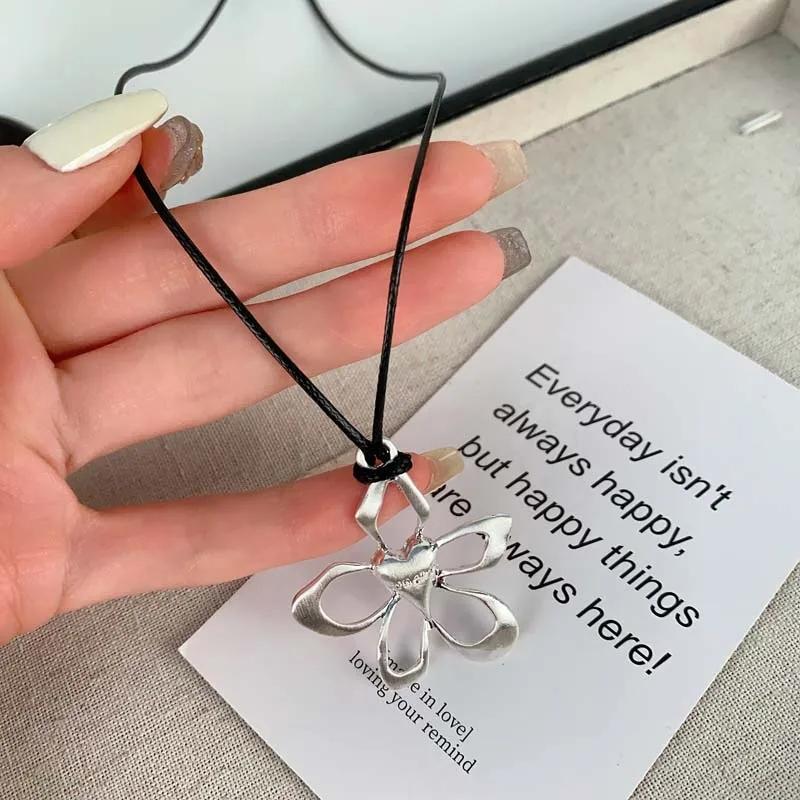 Korean Sweet Love Heart Flower Pendnat Necklace for Women Men Fashion Geometric Long Sweater Chain Necklace Neck Chain Jewelry