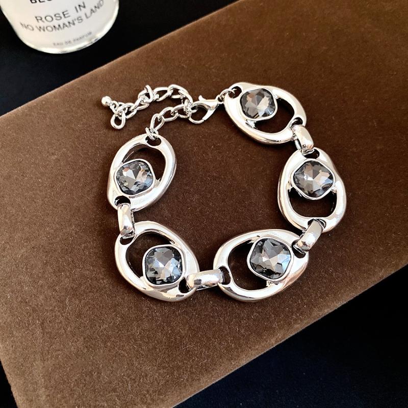 Stylish Women's Silver Bracelet Oval Link Vintage Style Chic Jewelry Ideal for Gifting