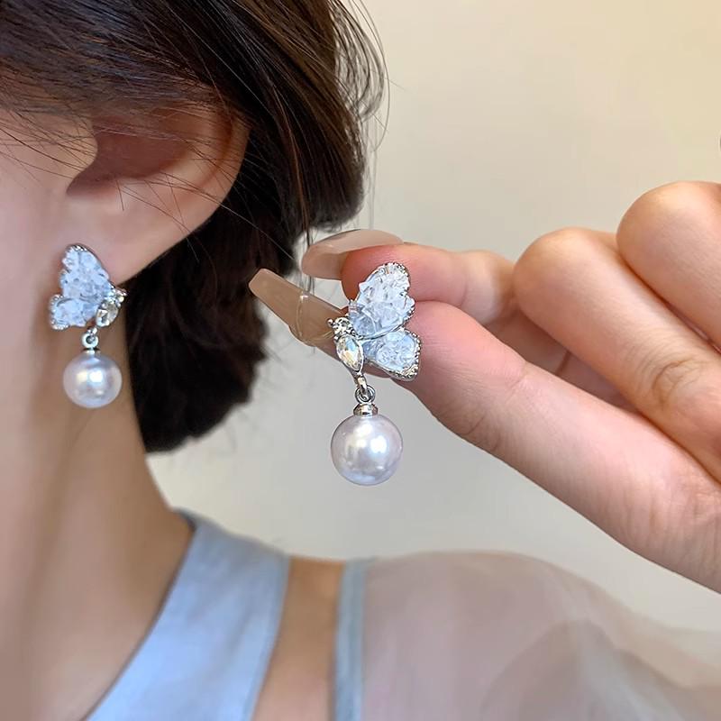 Elegant Blue Butterfly Pearl Ear Clips - Unique Design, No Piercings Needed