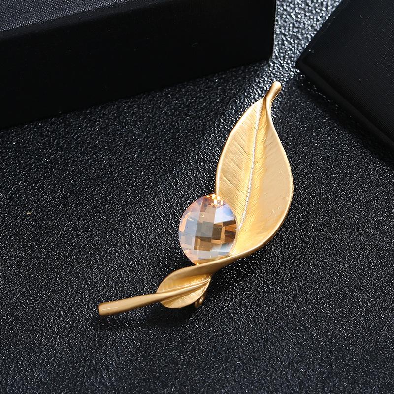 Luxury temperament dumb gold brooch female morrow plant pearl flower pin suit simple brooch with jewelry