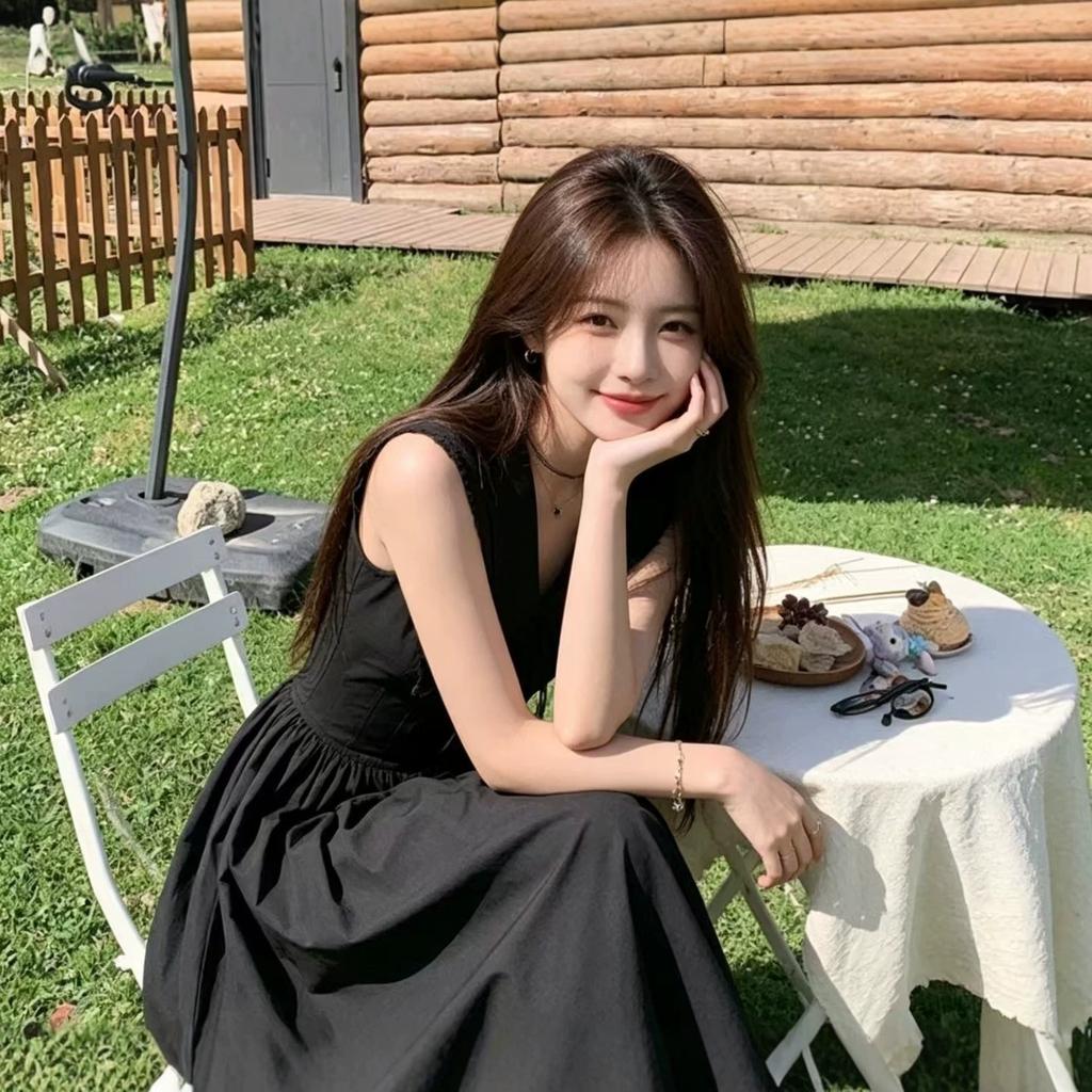 Black dress sleeveless design French temperament v-neck long dress Hepburn style skirt women's summer 2026 new